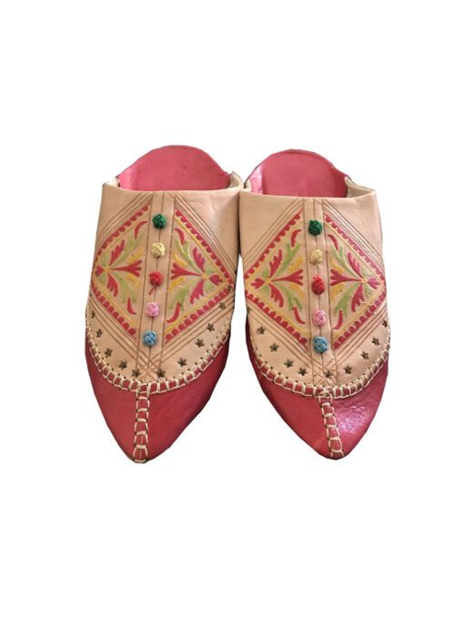 Pointed leather slipper with buttons