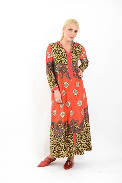 Djellaba moderne marocaine - Djellaba à manches longues avec capuche. Travaillée avec un joli satin imprimé avec des motifs léopards et floraux.
