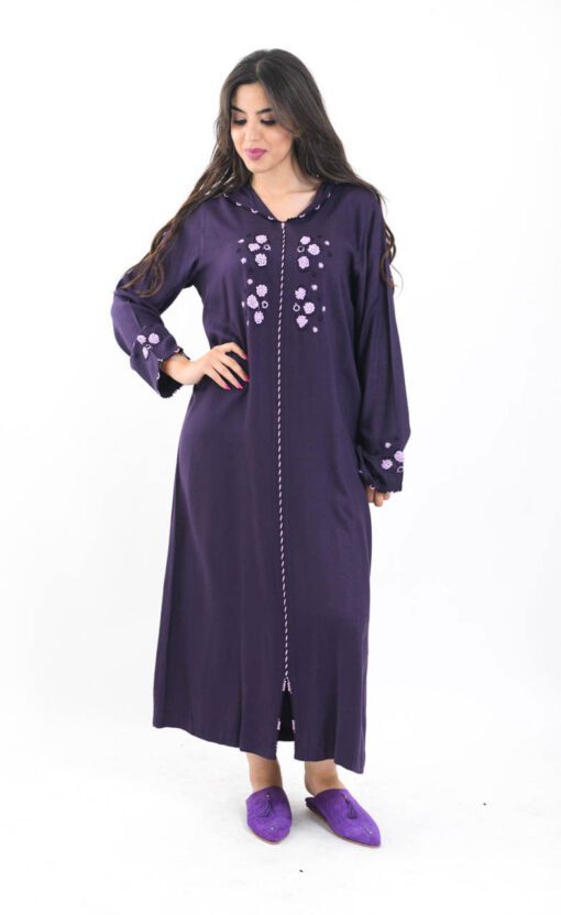 Djellaba marocaine moderne La mode traditionnelle - Djellaba marocaine à manches longues avec capuche. Travaillée avec un tissu coton et ado