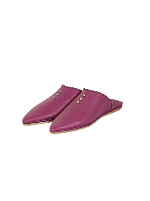 Pointed leather slipper decorated with pearls