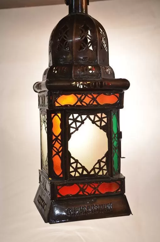 Farol de metal tintado inspirado en el farol de hierro forjado coloreado de Las mil y una noches.
