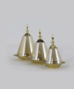 Tres piezas de forma piramidal en vidrio soplado dorado
