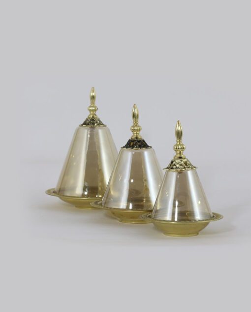 Tres piezas de forma piramidal en vidrio soplado dorado