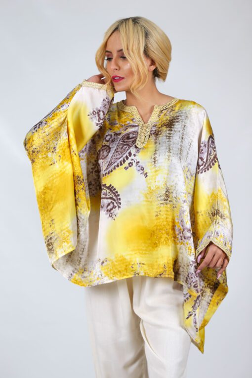 camisa tradicional estampada con sfifa de color dorado
